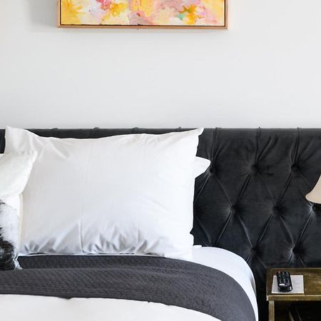 Daylesford Art Motel Extérieur photo A bed with a headboard