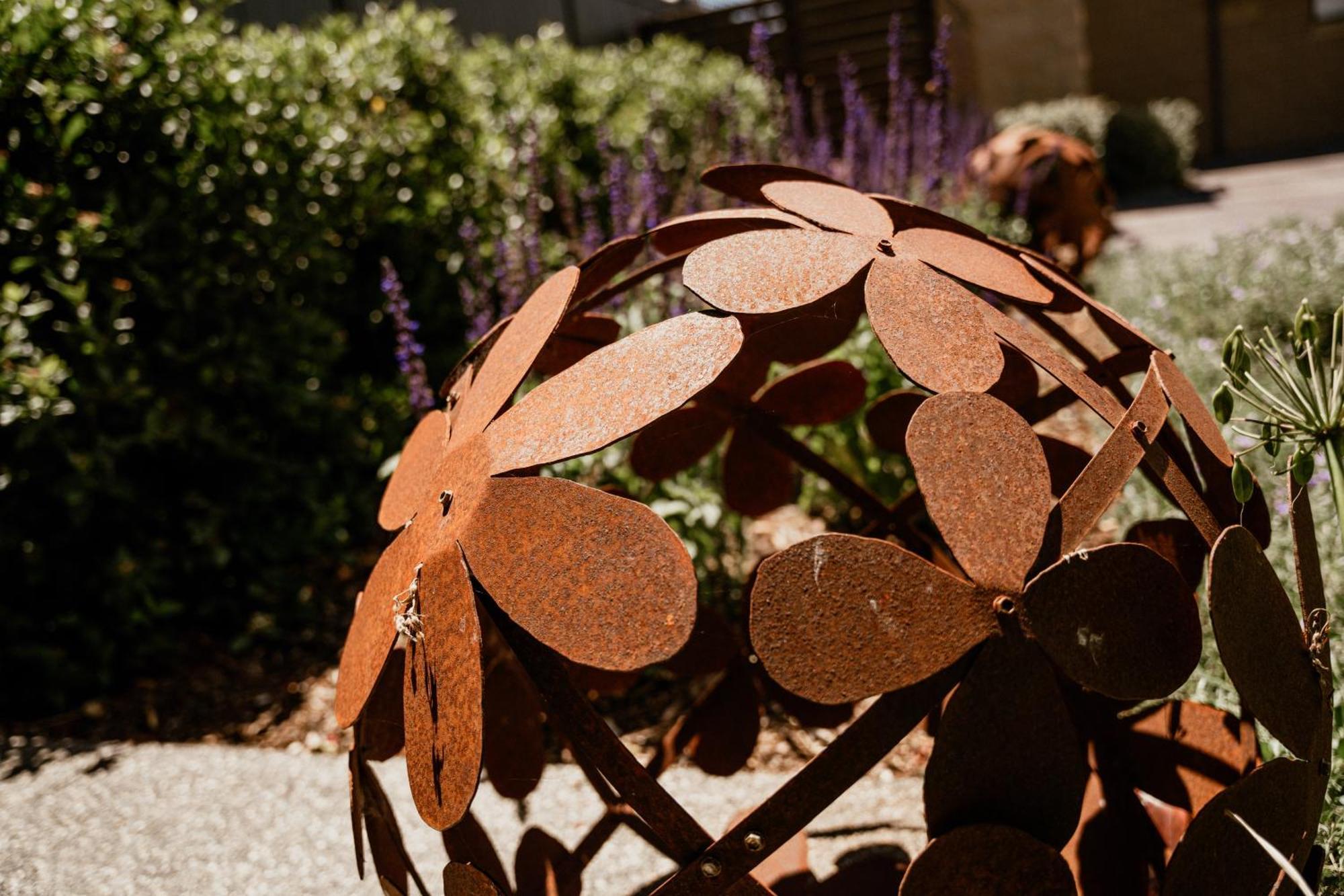 Daylesford Art Motel Extérieur photo A sculpture in the garden