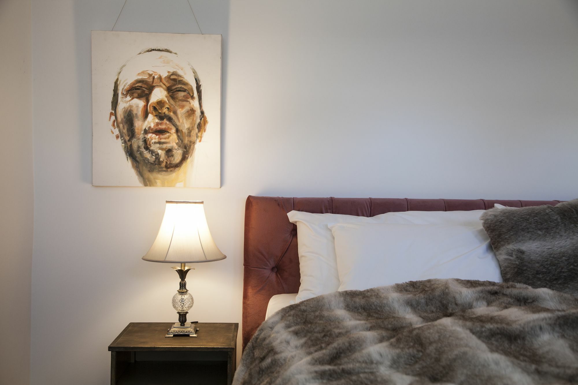 Daylesford Art Motel Extérieur photo A bedroom with a table lamp