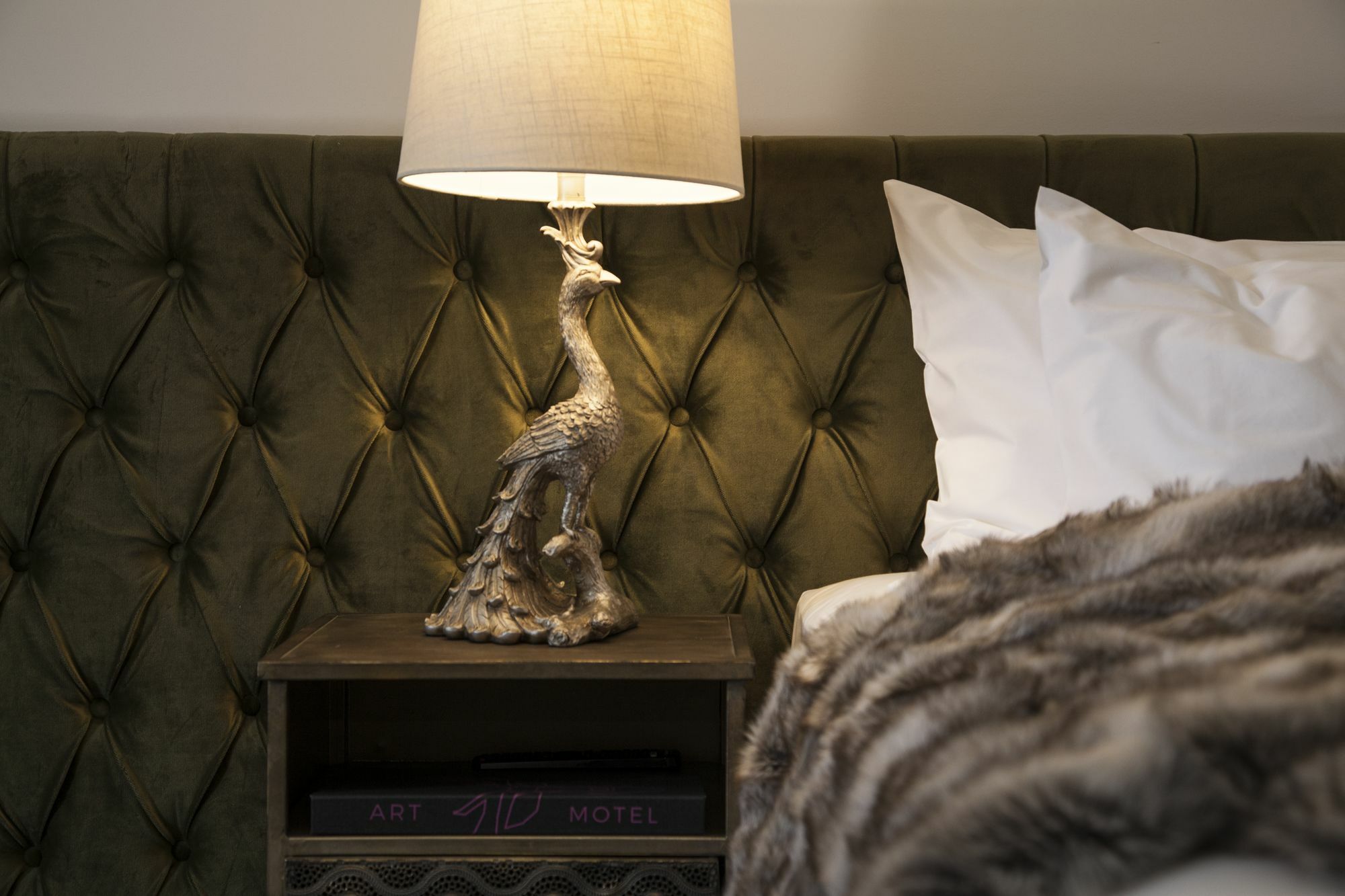Daylesford Art Motel Extérieur photo A bed with a tufted headboard