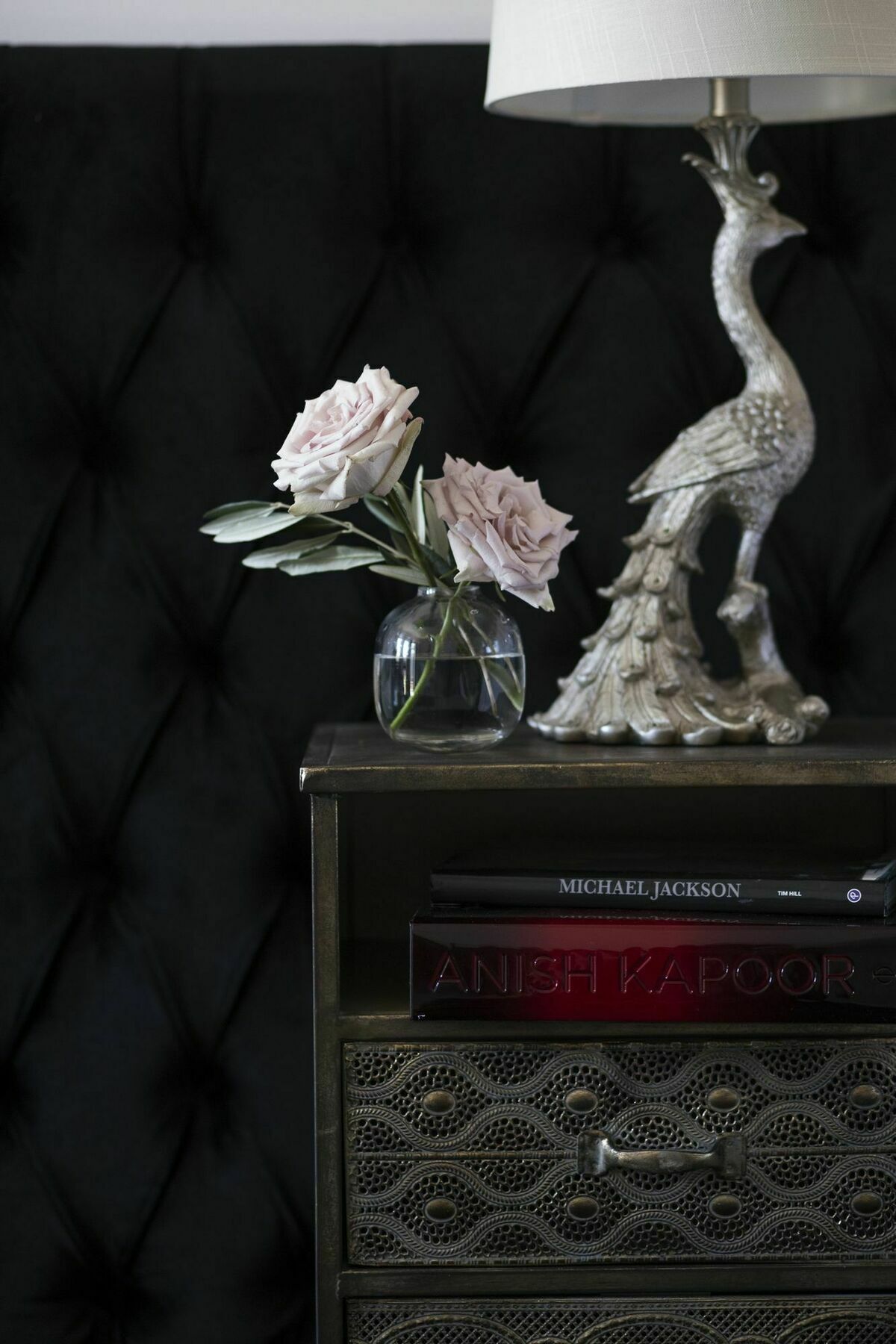 Daylesford Art Motel Extérieur photo A vase of flowers