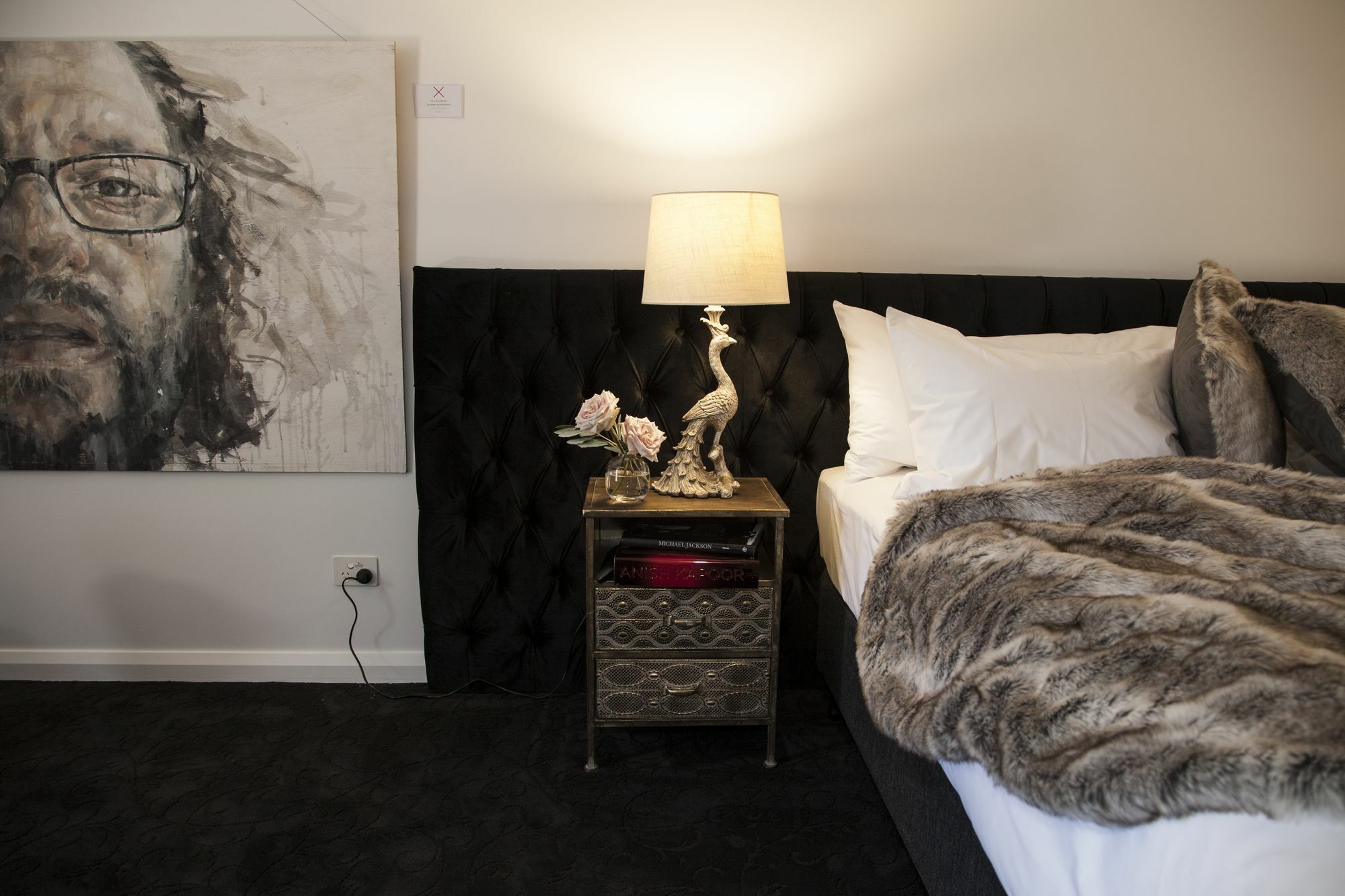 Daylesford Art Motel Extérieur photo A bedroom with a mink throw